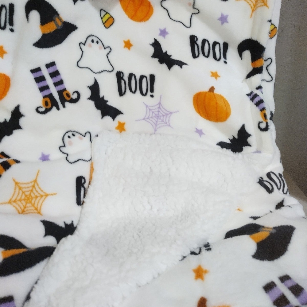 Halloween Themed Fleece Blanket - Picture 3 of 3